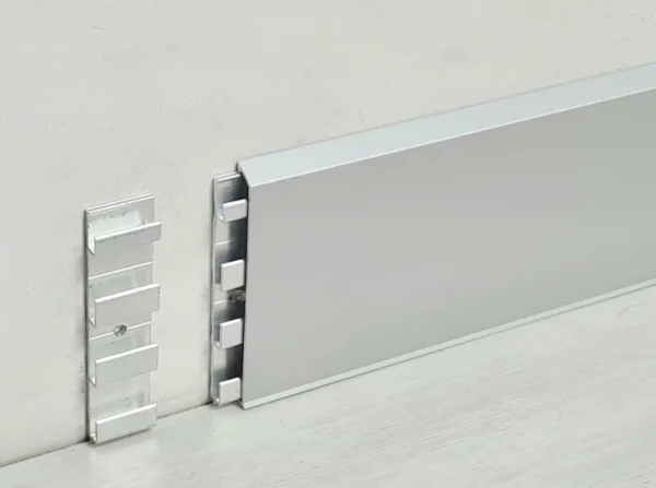 Алюминиевый плинтус Fezard Кабельный ALP-С70 Алюминий 70*10*2500 мм в Каменске-Уральском