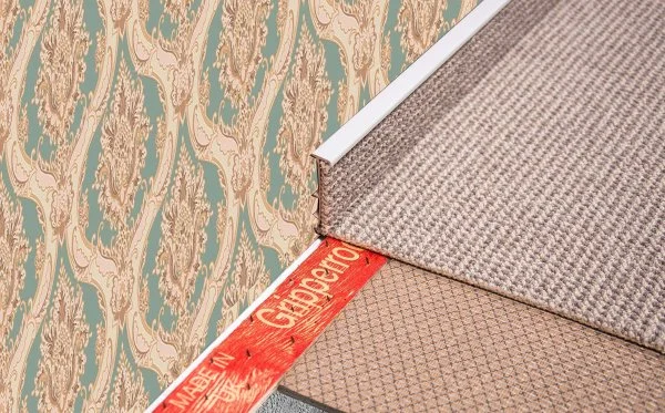 Плинтус для ковролина Korner Listwa 106 Светло-серый 2,5м (50мм) в Каменске-Уральском