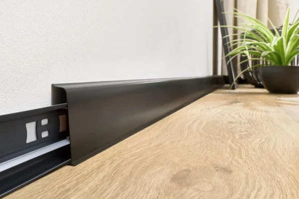 Плинтус пластиковый Arbiton INDO70 220 Чёрный матовый 2.5 м в Каменске-Уральском