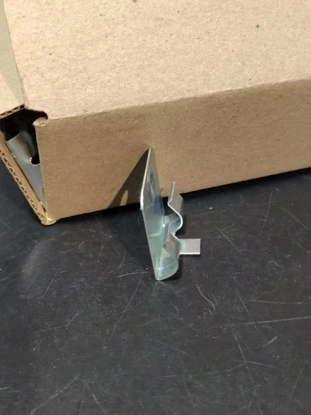 Клипсы к плинтусу MDF Bonkeel (50шт) в Каменске-Уральском