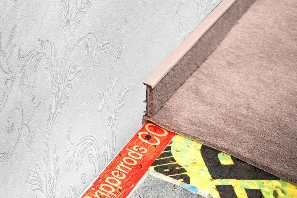 Плинтус для ковролина Korner Listwa 102 Беж 2,5м (50мм) в Каменске-Уральском